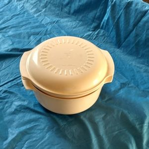 Tupperware Kitchen - Tupperware microwave cooker. Tupperware Kitchen - Tupperware microwave cooker.